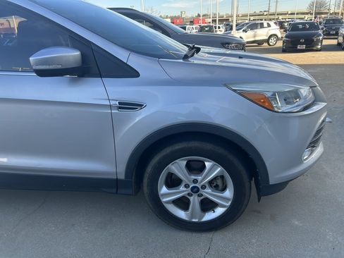 Used 2016 Ford Escape SE image 2