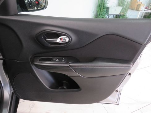 Used 2014 Jeep Cherokee Sport image 23