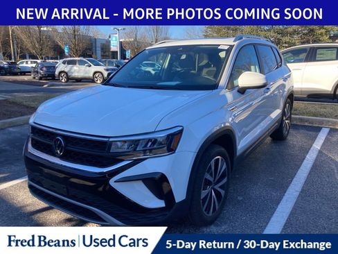 Used 2022 Volkswagen Taos SE w/ Panoramic Sunroof Package image 3