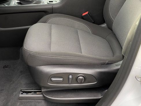 Used 2023 Chevrolet Traverse LT image 11