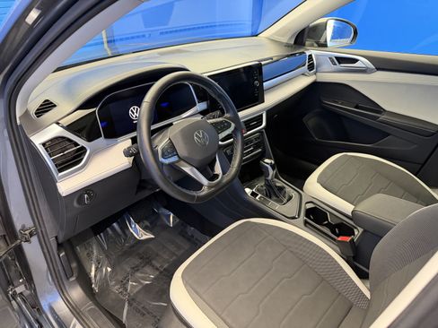 Certified 2025 Volkswagen Taos SE w/ Panoramic Sunroof Package FWD image 11