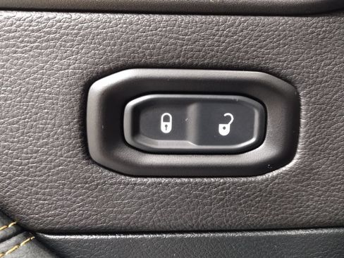 Used 2020 Jeep Wrangler Unlimited Sahara AWD/4WD image 28