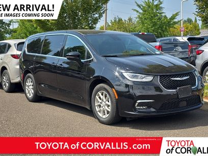 Used 2025 Chrysler Pacifica Select