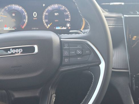 Used 2025 Jeep Grand Cherokee Laredo X RWD image 20