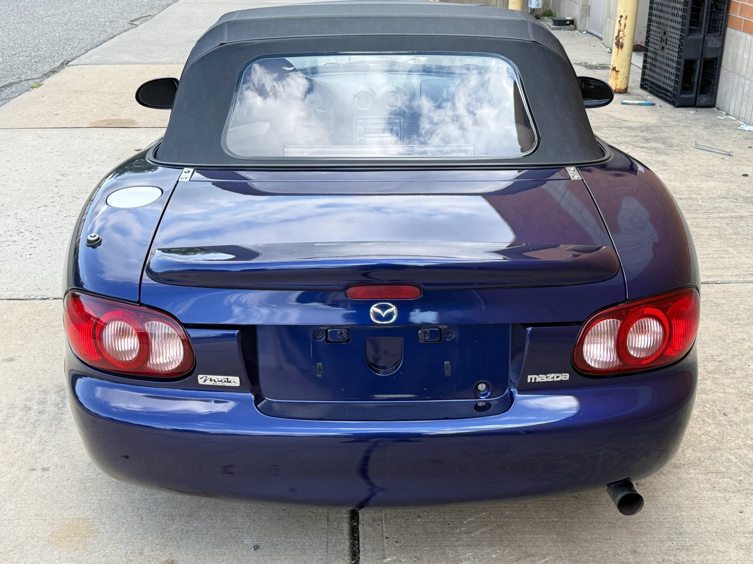Used 2004 MAZDA MX-5 Miata LS w/ Sports Look Appearance Pkg RWD image 4