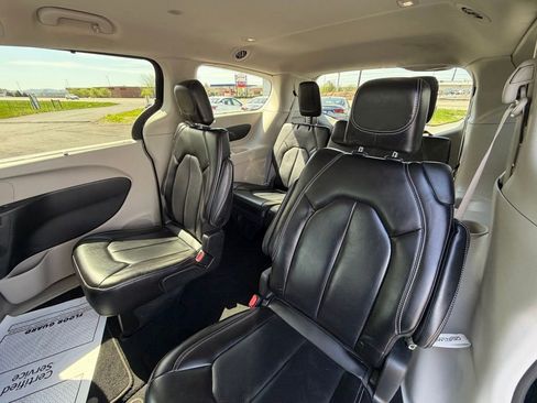 Used 2023 Chrysler Pacifica Touring-L image 8