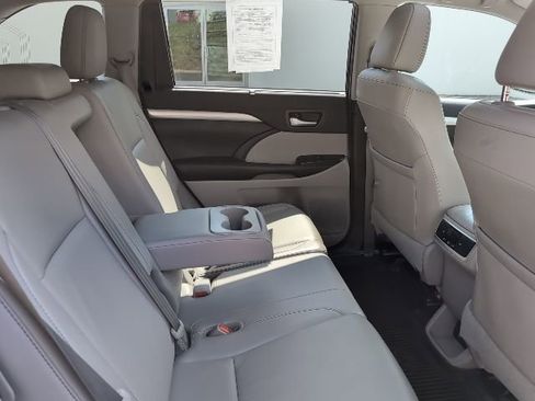 Used 2019 Toyota Highlander XLE w/ Protection Package #3 AWD/4WD image 25