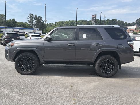 Used 2018 Toyota 4Runner SR5 Premium AWD/4WD image 2
