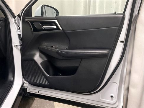 Used 2024 Mitsubishi Outlander SE image 12