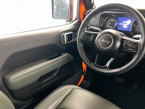 Used 2025 Jeep Gladiator Mojave image 11