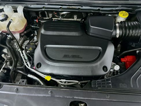 Used 2023 Chrysler Pacifica Touring-L image 34