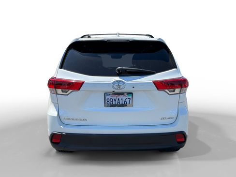 Used 2018 Toyota Highlander SE w/ Carpet Mat Package (TMS) AWD/4WD image 4