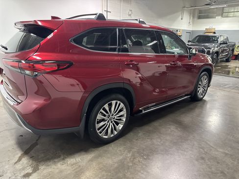 Used 2023 Toyota Highlander Platinum AWD/4WD image 3