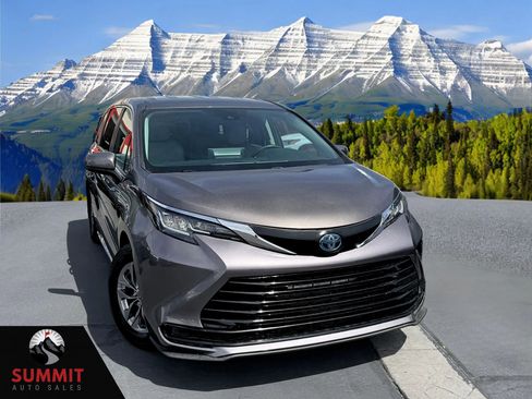 Used 2021 Toyota Sienna LE AWD/4WD image 1