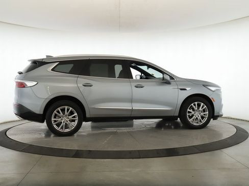 Used 2024 Buick Enclave Essence image 6