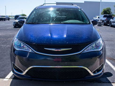 Used 2018 Chrysler Pacifica Touring-L Plus FWD image 2