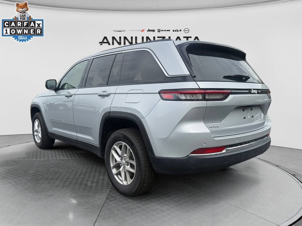 Used 2025 Jeep Grand Cherokee Laredo X w/ Luxury Tech Group I AWD/4WD image 3