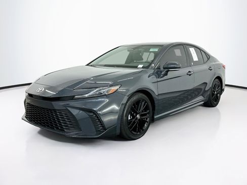 Used 2025 Toyota Camry SE FWD image 3