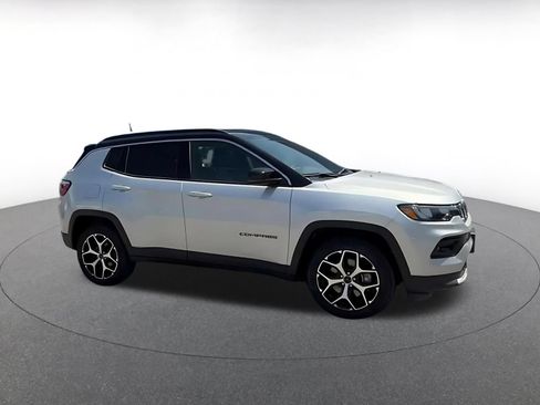 Used 2025 Jeep Compass Limited AWD/4WD image 2
