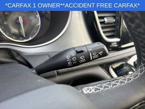 Used 2025 Chrysler Pacifica Limited image 33