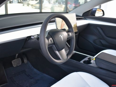 Used 2022 Tesla Model 3 Standard Range image 11