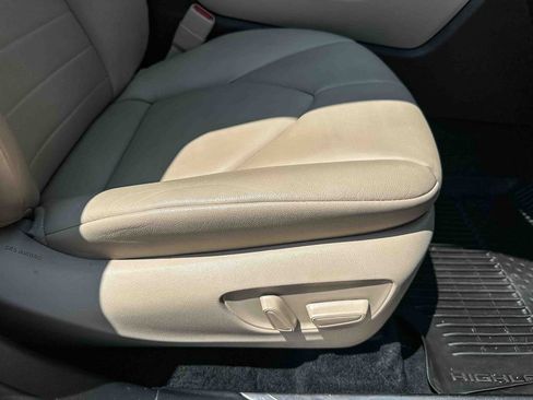 Used 2022 Toyota Highlander XLE FWD image 23