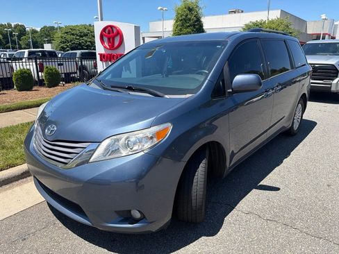 Used 2017 Toyota Sienna XLE FWD image 5