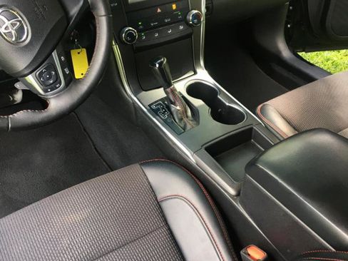 Used 2017 Toyota Camry SE w/ Moonroof Package image 18