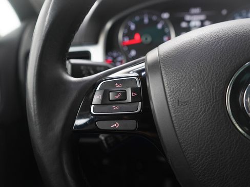 Used 2012 Volkswagen Touareg TDI image 27