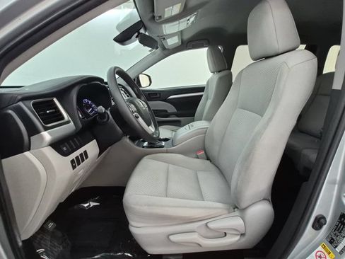 Used 2019 Toyota Highlander LE FWD image 16