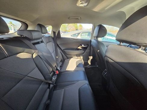 Used 2022 Kia Niro EX image 9