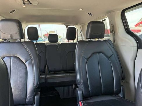 Used 2018 Chrysler Pacifica Touring-L FWD image 12