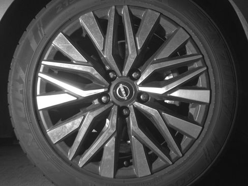 Used 2025 Nissan Altima 2.5 SV FWD image 13