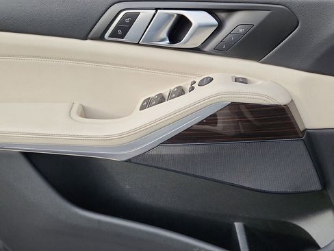 Used 2021 BMW X5 xDrive40i w/ M Sport Package image 9