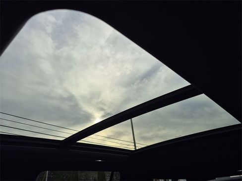 Used 2024 Chevrolet Suburban Z71 w/ Luxury Package image 28