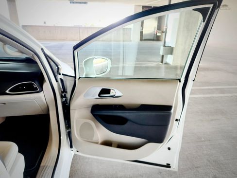 Used 2019 Chrysler Pacifica Touring Plus FWD image 26