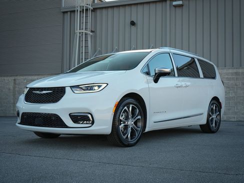 New 2026 Chrysler Pacifica Pinnacle FWD image 3