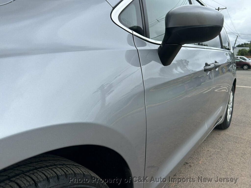 Used 2020 Chrysler Voyager L FWD image 20