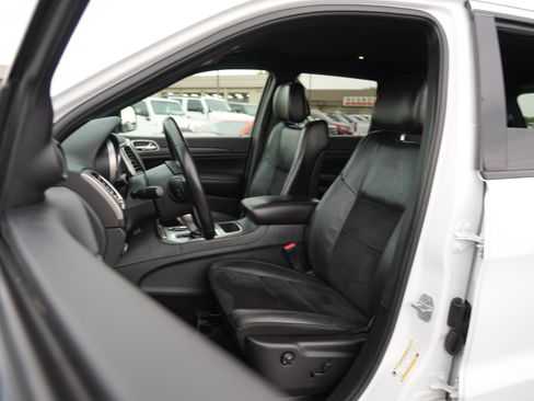 Used 2018 Jeep Grand Cherokee Altitude AWD/4WD image 12