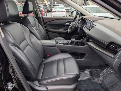 Used 2021 Nissan Rogue SV w/ Premium Package image 11