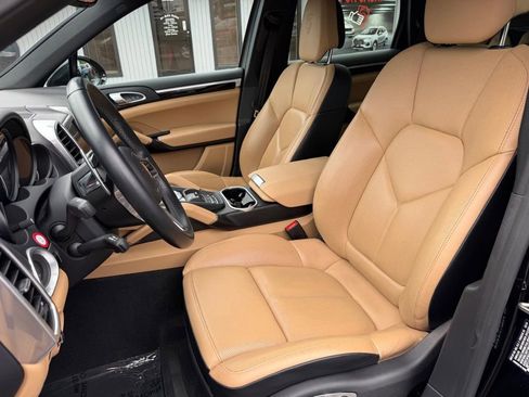 Used 2016 Porsche Cayenne w/ Premium Package AWD/4WD image 16