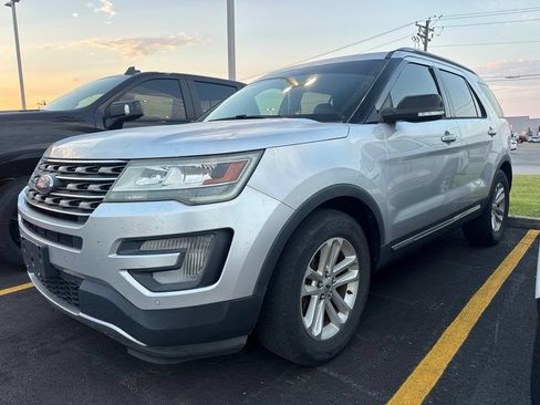 Used 2017 Ford Explorer XLT w/ Equipment Group 202A FWD image 1