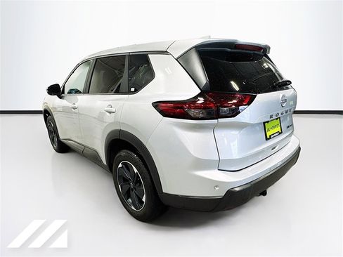 Used 2024 Nissan Rogue SV image 7