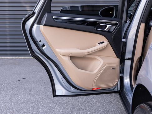 Certified 2026 Porsche Macan AWD/4WD image 25