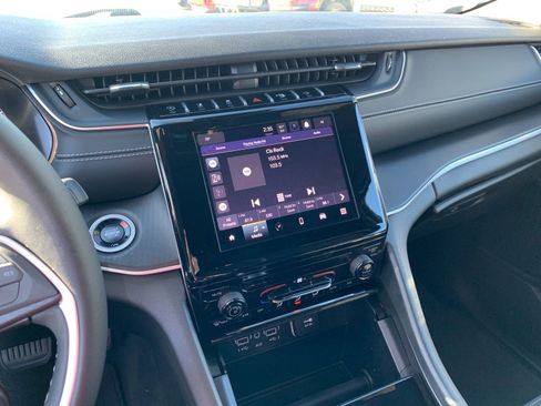 Used 2024 Jeep Grand Cherokee Laredo X image 21