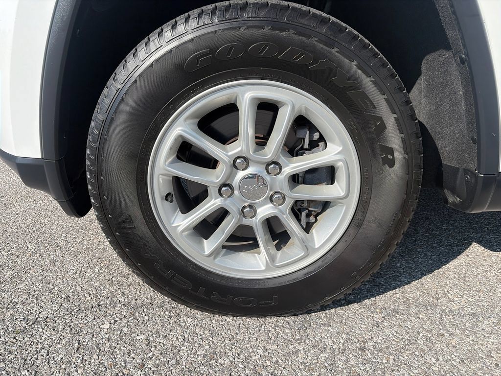 Used 2020 Jeep Grand Cherokee Laredo AWD/4WD image 26