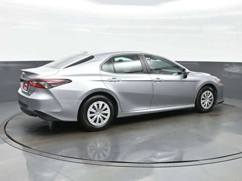 Used 2022 Toyota Camry LE FWD image 6