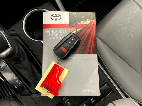 Used 2021 Toyota Highlander XLE image 13