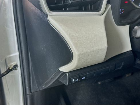 Used 2020 Toyota Corolla LE FWD image 10