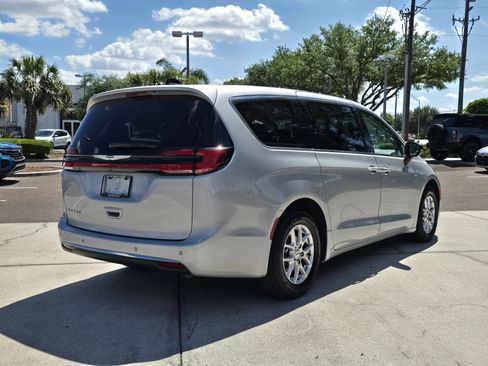 Used 2024 Chrysler Pacifica Touring-L FWD image 8